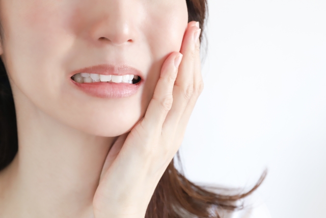 患者に説明している歯科医