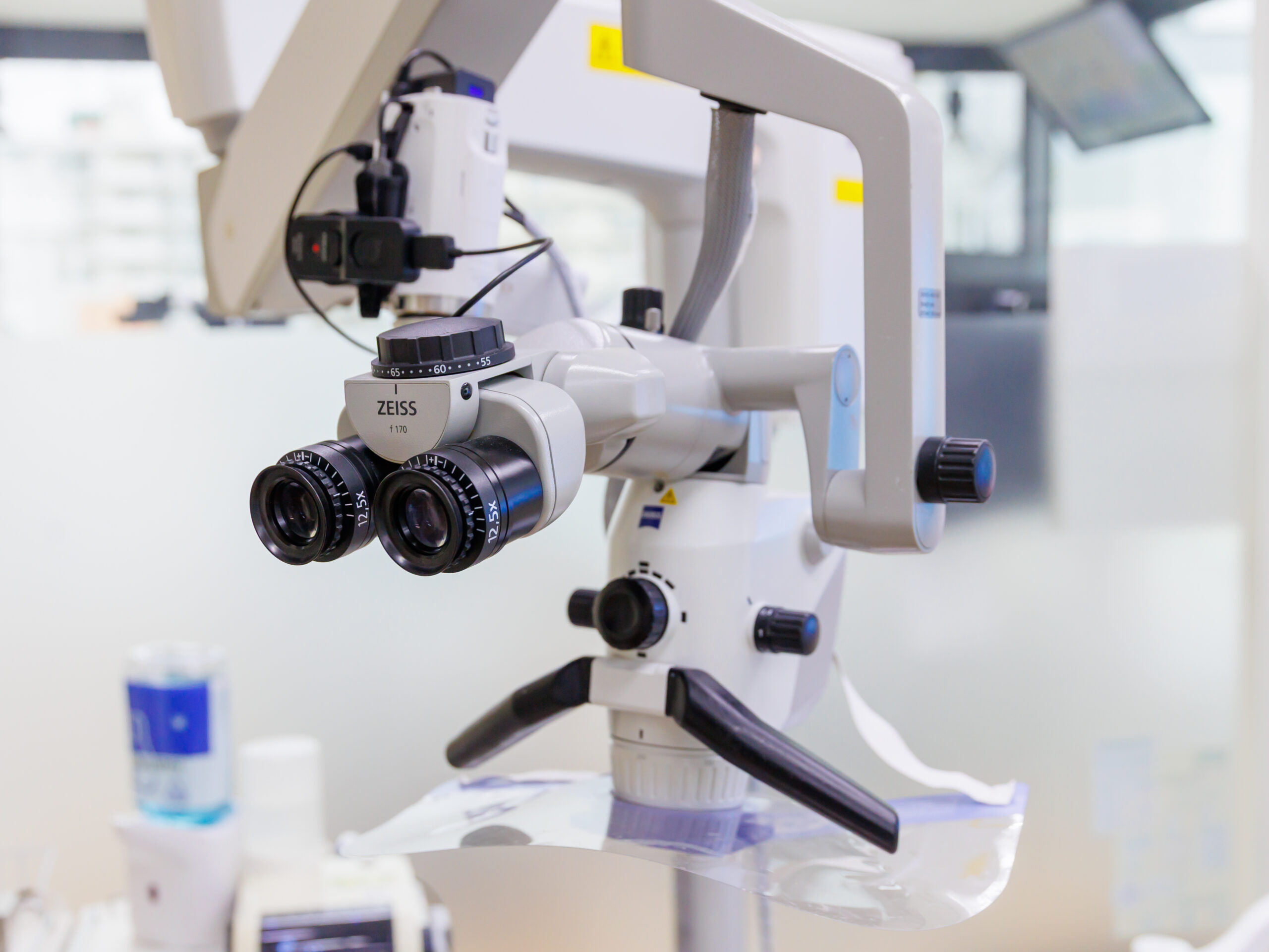 マイクロスコープを使った診療の様子