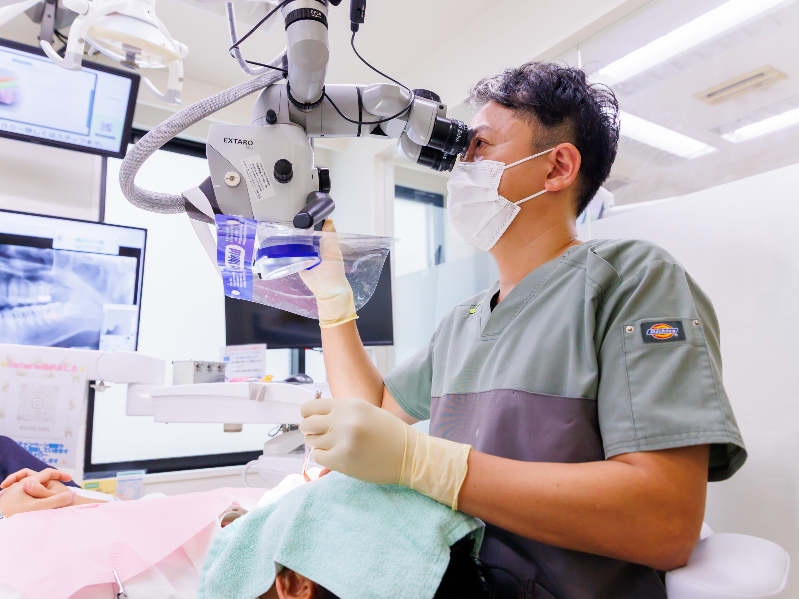 マイクロスコープを使用している様子