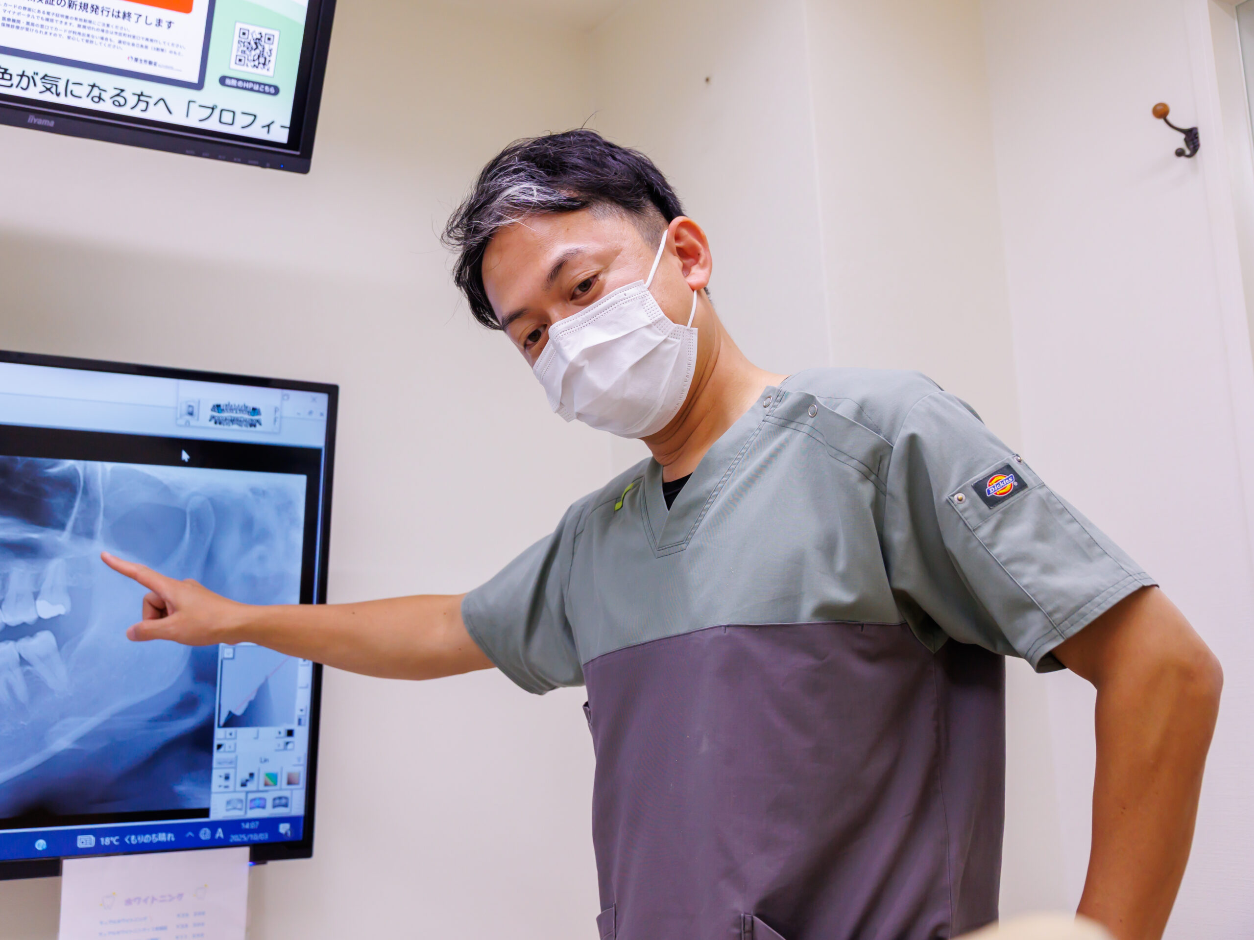 治療説明を行う院長
