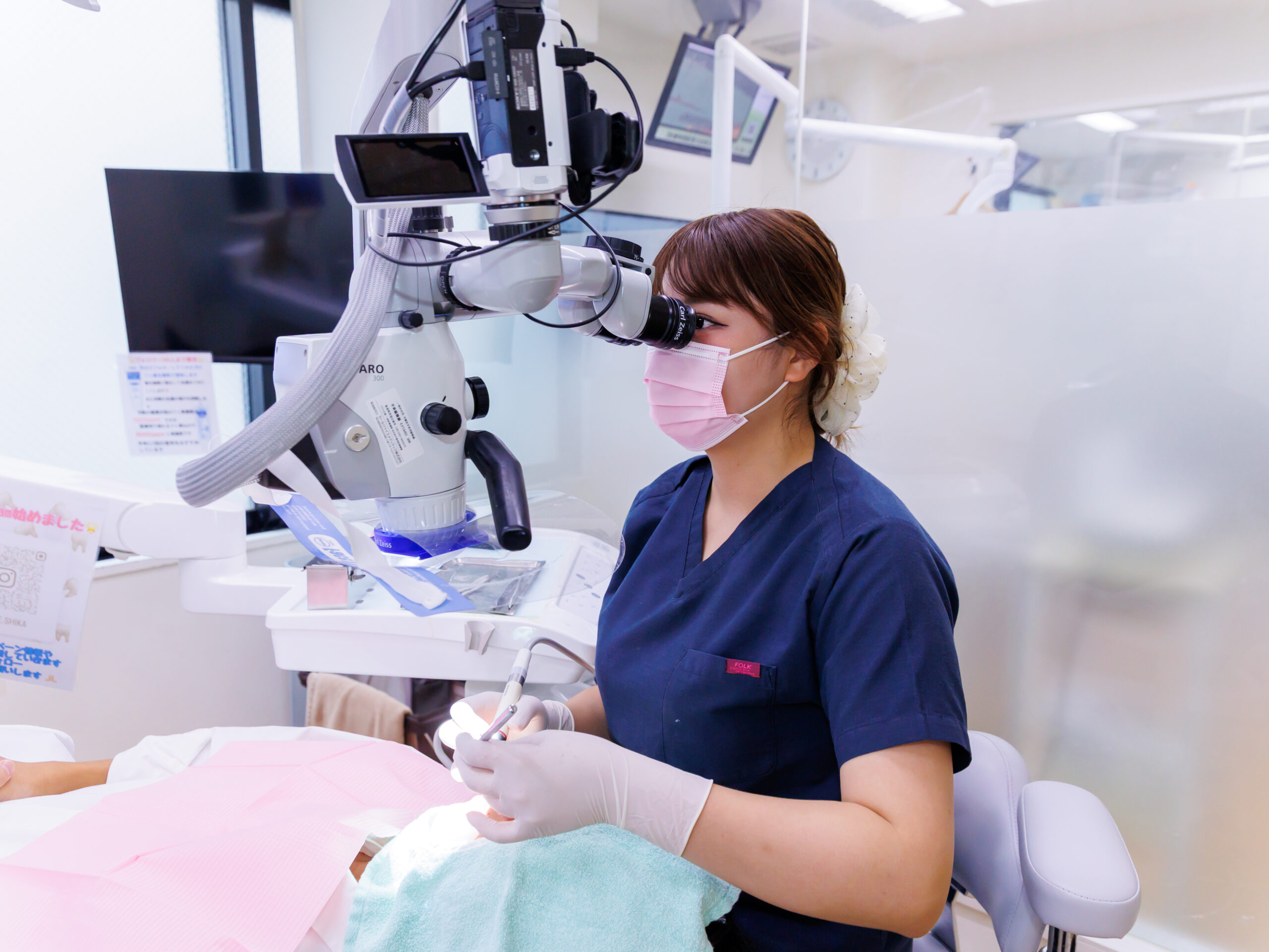 治療を行う女性歯科医師